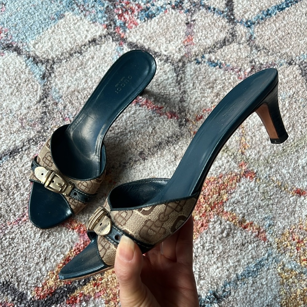 GUCCI Beige Canvas and Blue Leather Trim Buckle Detail Open Toe Sandals - Size 9